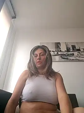 Latiinvenushot online show from February 3, 4:01 pm