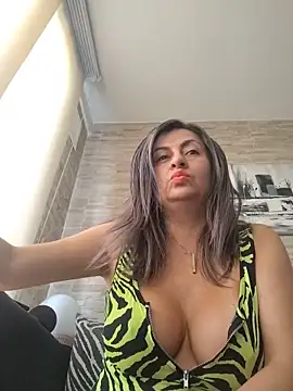 Latiinvenushot online show from May 26, 2:02 pm