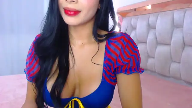 Snapshot of lolaperrys chatting on November 1, 6:15 am lolaperrys online show from November 1, 6:15 am