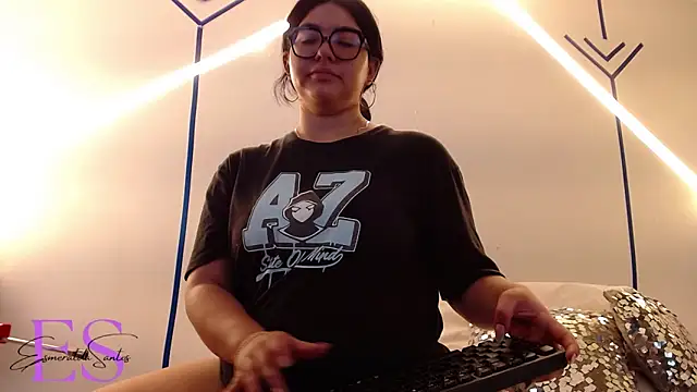 Snapshot of EsmeraldaSantoss chatting on February 25, 12:45 pm EsmeraldaSantoss online show from February 25, 12:45 pm