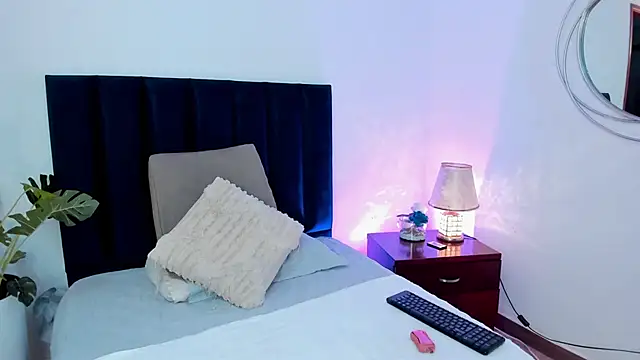 HollyHudsonn online show from December 17, 12:00 pm