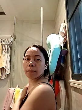 Snapshot of doggiepossession chatting on March 10, 9:43 am doggiepossession online show from March 10, 9:43 am