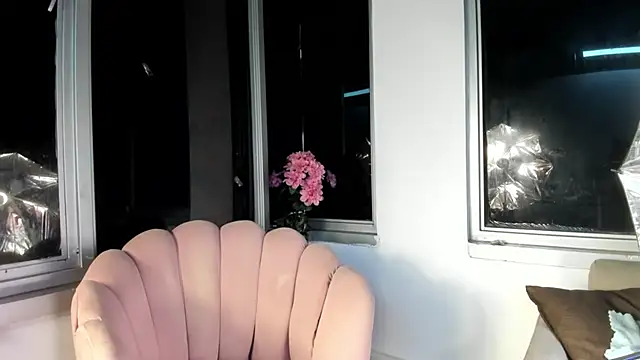 Snapshot of Megan_Lim chatting on December 15, 10:18 am Megan Lim online show from December 15, 10:18 am