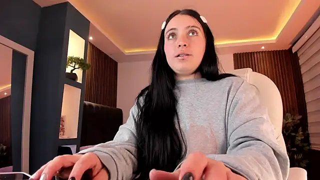 Snapshot of Lucy_Smith2 chatting on December 20, 8:17 am Lucy Smith2 online show from December 20, 8:17 am