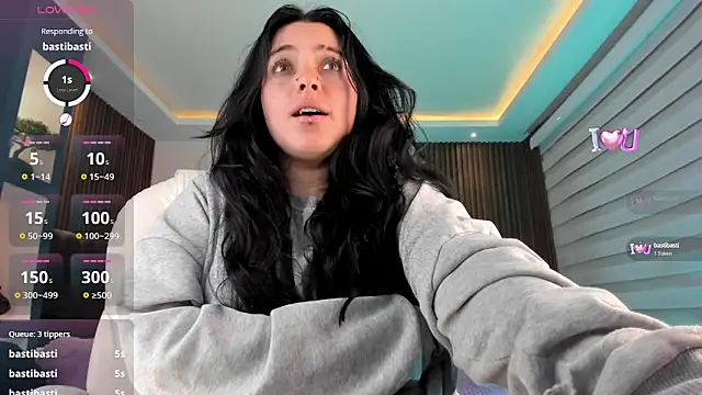 Snapshot of Lucy_Smith2 chatting on December 31, 8:26 am Lucy Smith2 online show from December 31, 8:26 am