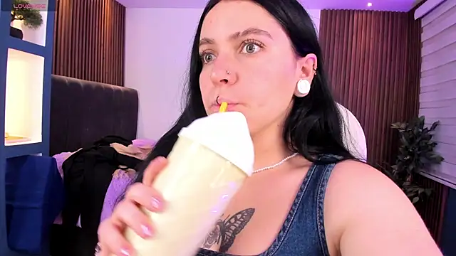 Snapshot of Lucy_Smith2 chatting on January 25, 3:40 am Lucy Smith2 online show from January 25, 3:40 am