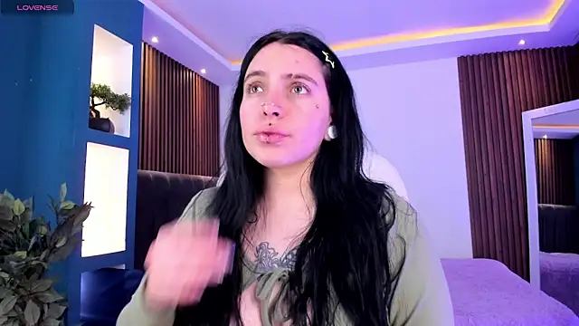 Snapshot of Lucy_Smith2 chatting on February 14, 4:04 am Lucy Smith2 online show from February 14, 4:04 am