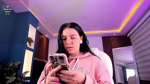 Snapshot of Lucy_Smith2 chatting on February 26, 3:42 am Lucy Smith2 online show from February 26, 3:42 am