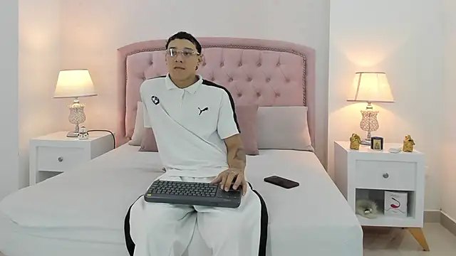 Snapshot of Buda_and_Cataleya_ chatting on December 18, 6:14 pm Buda and Cataleya  online show from December 18, 6:14 pm