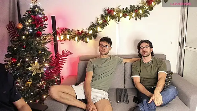 Snapshot of crisandrews chatting on December 4, 2:53 am crisandrews online show from December 4, 2:53 am