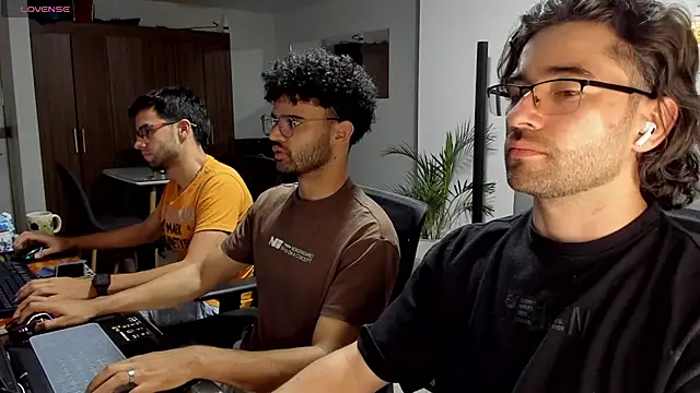 Snapshot of crisandrews chatting on February 25, 1:52 am crisandrews online show from February 25, 1:52 am