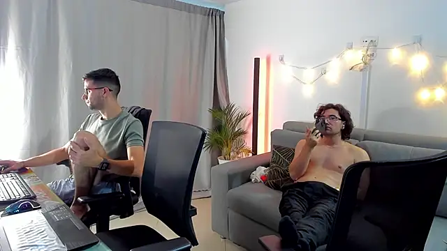 Snapshot of crisandrews chatting on March 12, 4:19 am crisandrews online show from March 12, 4:19 am