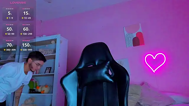 Ian Castillo  online show from March 20, 11:16 am