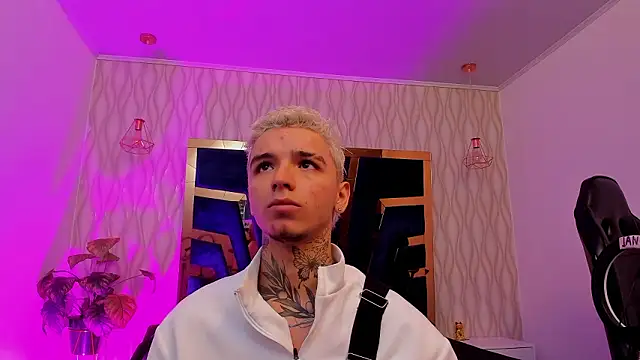 Ian Castillo  online show from February 5, 5:12 am