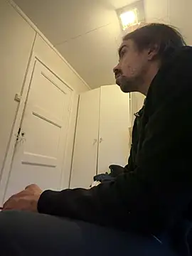 Snapshot of wolfwhite95 chatting on June 5, 10:59 pm wolfwhite95 online show from June 5, 10:59 pm