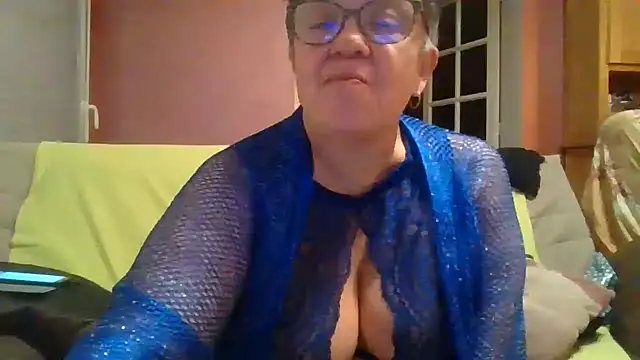 Snapshot of Vandeae44 chatting on February 3, 8:58 pm Vandeae44 online show from February 3, 8:58 pm