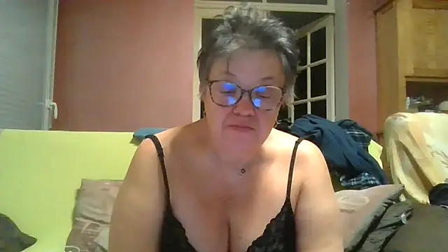 Snapshot of Vandeae44 chatting on March 2, 9:54 pm Vandeae44 online show from March 2, 9:54 pm