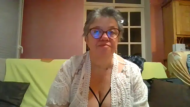 Snapshot of Vandeae44 chatting on March 23, 8:46 pm Vandeae44 online show from March 23, 8:46 pm
