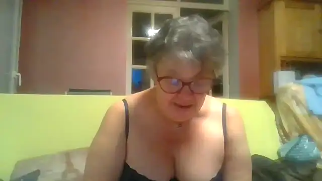 Snapshot of Vandeae44 chatting on April 29, 7:20 pm Vandeae44 online show from April 29, 7:20 pm