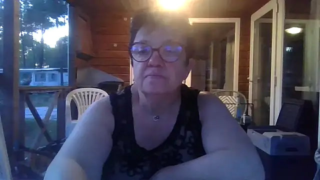 Snapshot of Vandeae44 chatting on May 21, 7:43 pm Vandeae44 online show from May 21, 7:43 pm