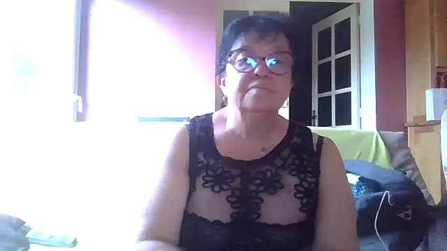 Snapshot of Vandeae44 chatting on June 1, 7:26 pm Vandeae44 online show from June 1, 7:26 pm