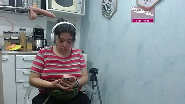 Snapshot of Drool_Sucker chatting on May 6, 12:10 pm Drool Sucker online show from May 6, 12:10 pm