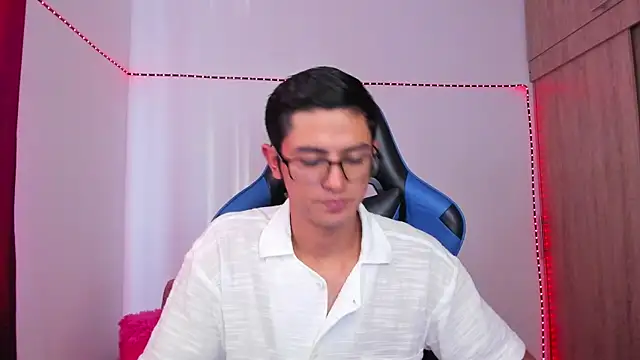 Snapshot of Ethan_Sai___ chatting on December 8, 9:08 pm Ethan Sai    online show from December 8, 9:08 pm