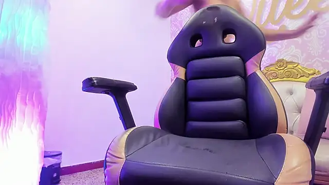 Snapshot of cute_mia23 chatting on February 15, 10:42 pm cute mia23 online show from February 15, 10:42 pm