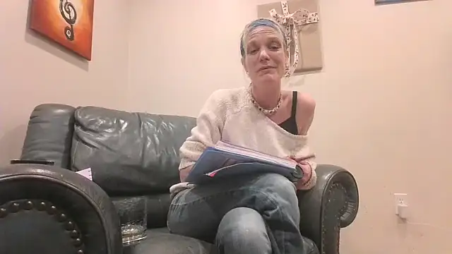 Snapshot of AddieAssets chatting on December 27, 7:08 am AddieAssets online show from December 27, 7:08 am