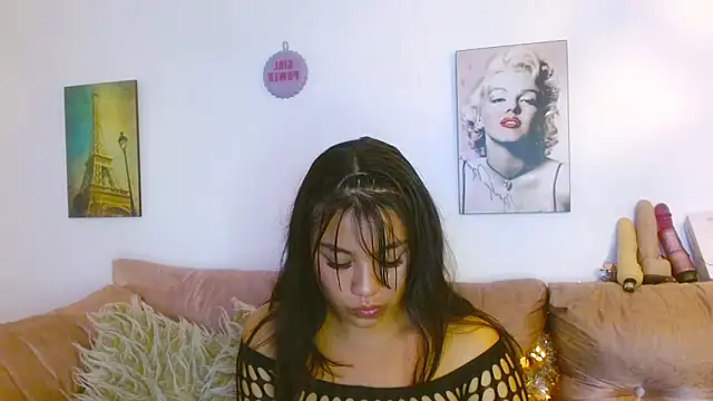 Snapshot of hinataleecs chatting on January 21, 12:18 pm hinataleecs online show from January 21, 12:18 pm