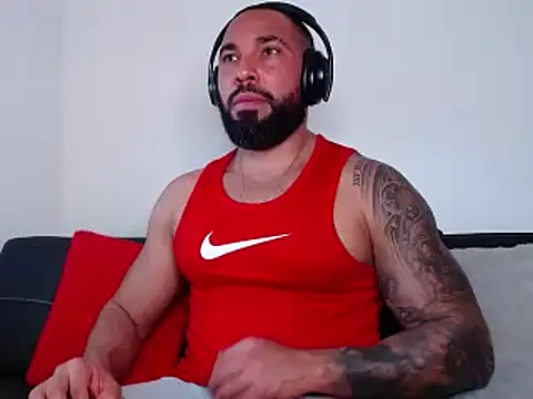 Snapshot of roman_muscle chatting on December 3, 9:34 pm roman muscle online show from December 3, 9:34 pm