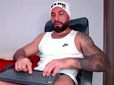 Snapshot of roman_muscle chatting on February 12, 3:40 am roman muscle online show from February 12, 3:40 am