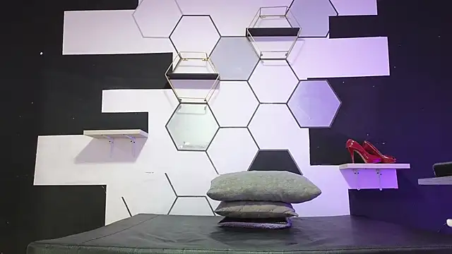 alondrabigtits online show from September 18, 12:29 pm