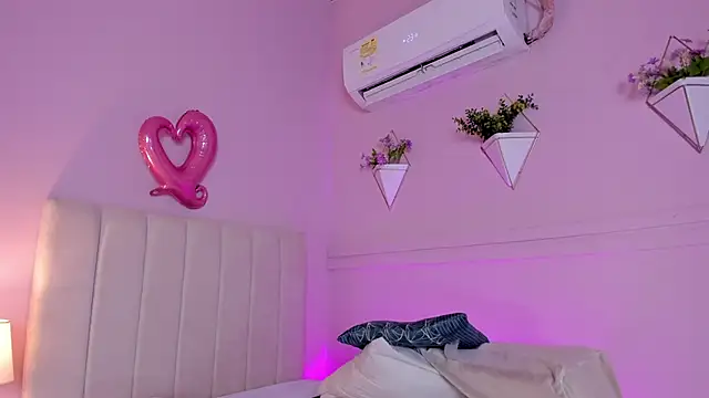 Snapshot of _bianca_18 chatting on February 22, 5:57 pm bianca 18 online show from February 22, 5:57 pm