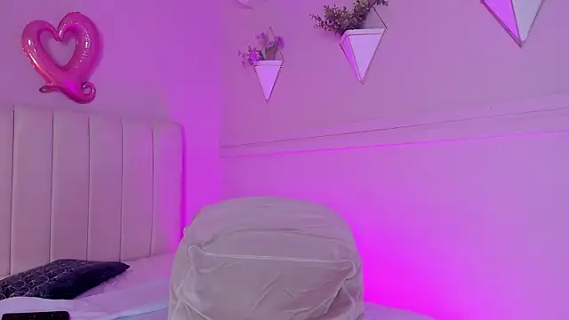 Snapshot of _bianca_18 chatting on February 28, 6:31 pm bianca 18 online show from February 28, 6:31 pm