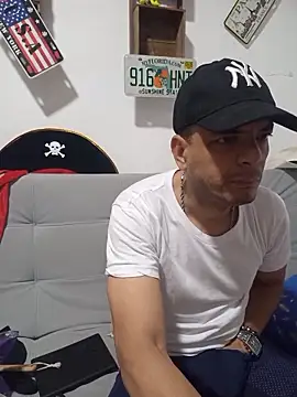 latinmartin73 online show from November 6, 10:43 pm