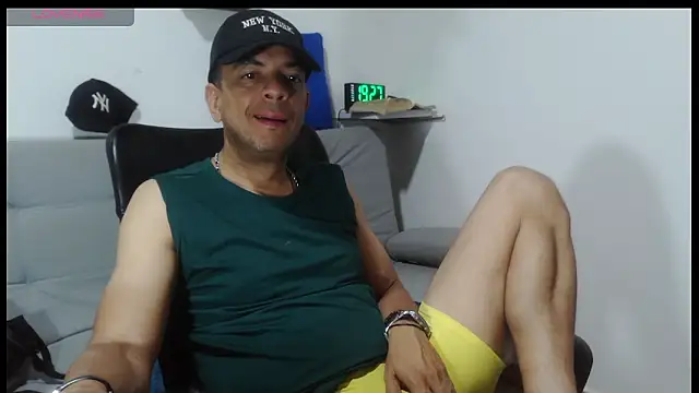 latinmartin73 online show from April 10, 12:27 am