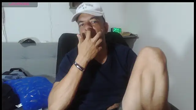 latinmartin73 online show from May 21, 1:01 am