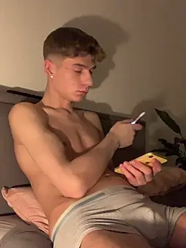 Snapshot of MiguelRausch chatting on February 28, 8:50 pm MiguelRausch online show from February 28, 8:50 pm