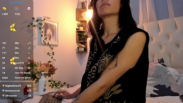 Snapshot of savagequeenbee7 chatting on January 11, 9:04 pm savagequeenbee7 online show from January 11, 9:04 pm