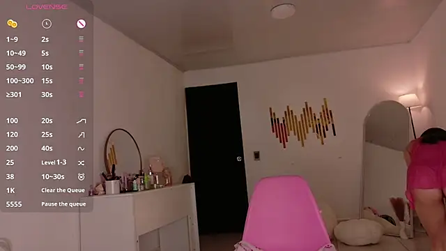 Snapshot of Sarah_cam06 chatting on February 18, 1:01 am Sarah cam06 online show from February 18, 1:01 am