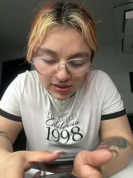Snapshot of SophiaWeestt99 chatting on July 18, 4:05 am SophiaWeestt99 online show from July 18, 4:05 am