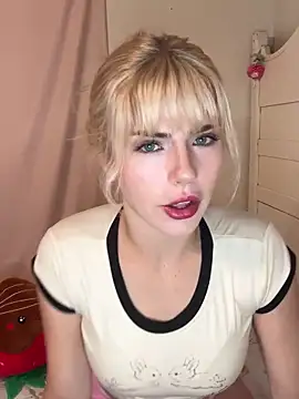 Snapshot of SirenitySirenxx chatting on December 13, 5:38 am SirenitySirenxx online show from December 13, 5:38 am