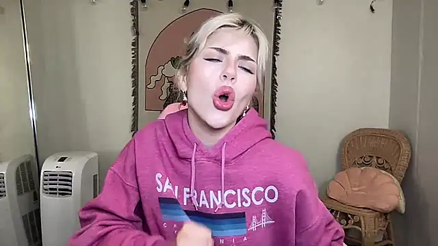 Snapshot of SirenitySirenxx chatting on March 6, 5:03 am SirenitySirenxx online show from March 6, 5:03 am