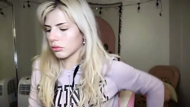 Snapshot of SirenitySirenxx chatting on March 7, 9:48 pm SirenitySirenxx online show from March 7, 9:48 pm