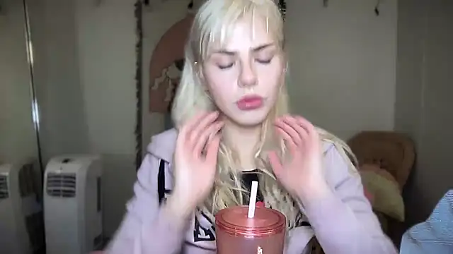 Snapshot of SirenitySirenxx chatting on March 13, 11:59 pm SirenitySirenxx online show from March 13, 11:59 pm