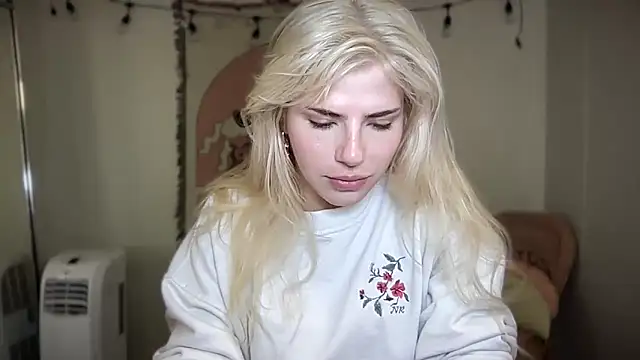 Snapshot of SirenitySirenxx chatting on March 14, 11:22 pm SirenitySirenxx online show from March 14, 11:22 pm