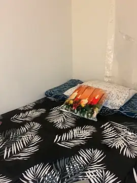 WhiteWomen online show from December 3, 1:02 am