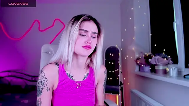 Snapshot of _Ravenaa chatting on December 7, 12:56 pm Ravenaa online show from December 7, 12:56 pm