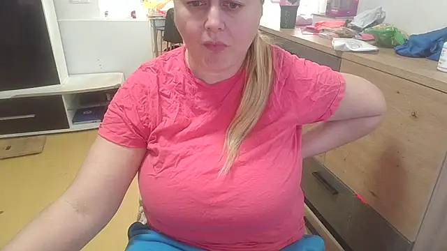 Snapshot of Meliss_Official9 chatting on February 21, 10:16 am Meliss Official9 online show from February 21, 10:16 am